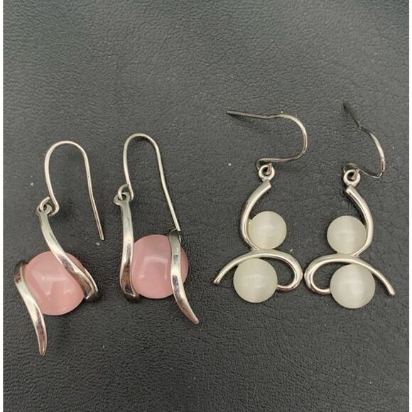 Lot Of 2 Pairs Of Silver Tone Modernist Pink & White Cats Eye Cabochon Earrings - Picture 1 of 4